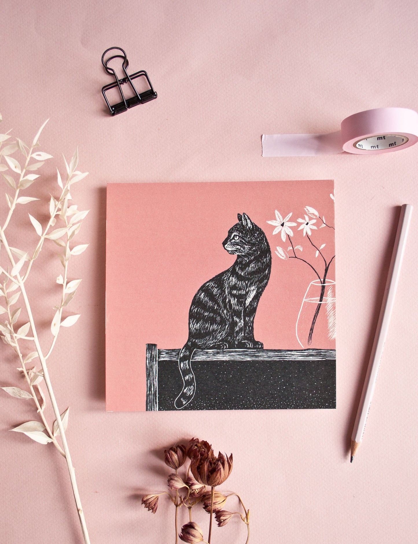 Quadratische Postkarte Katze mit Vase