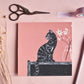 Quadratische Postkarte Katze mit Vase
