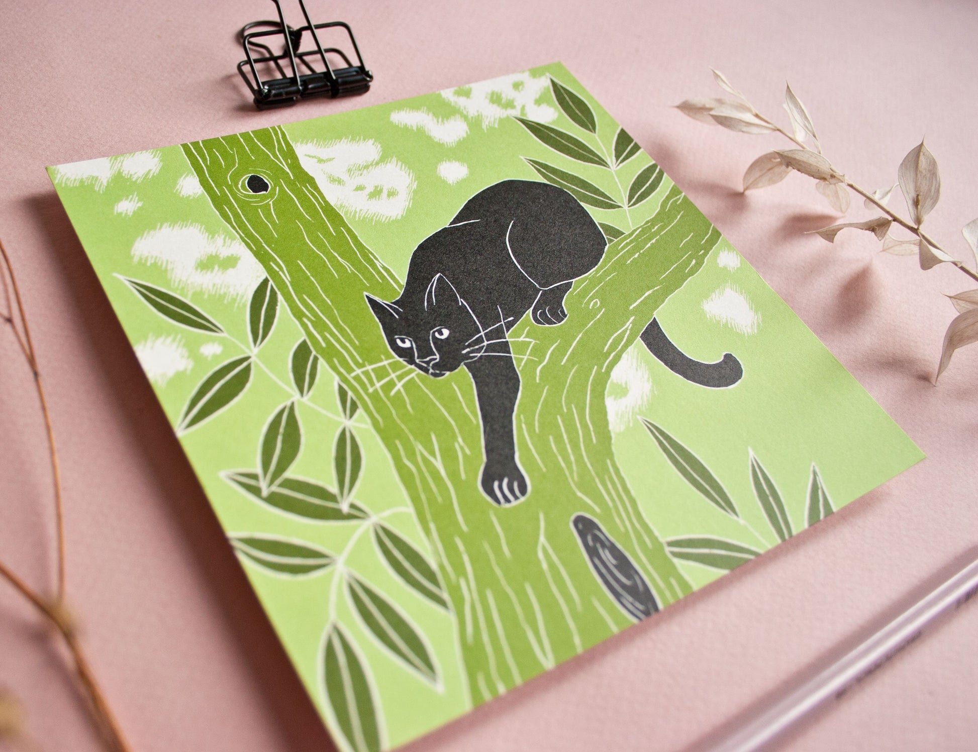 Quadratische Postkarte Katze auf einem Baum