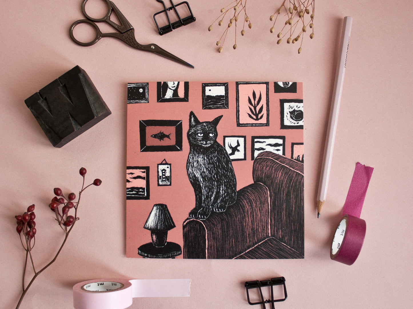 Quadratische Postkarte Katze vor Bilderwand