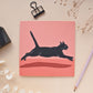 Quadratische Postkarte Springende Katze 