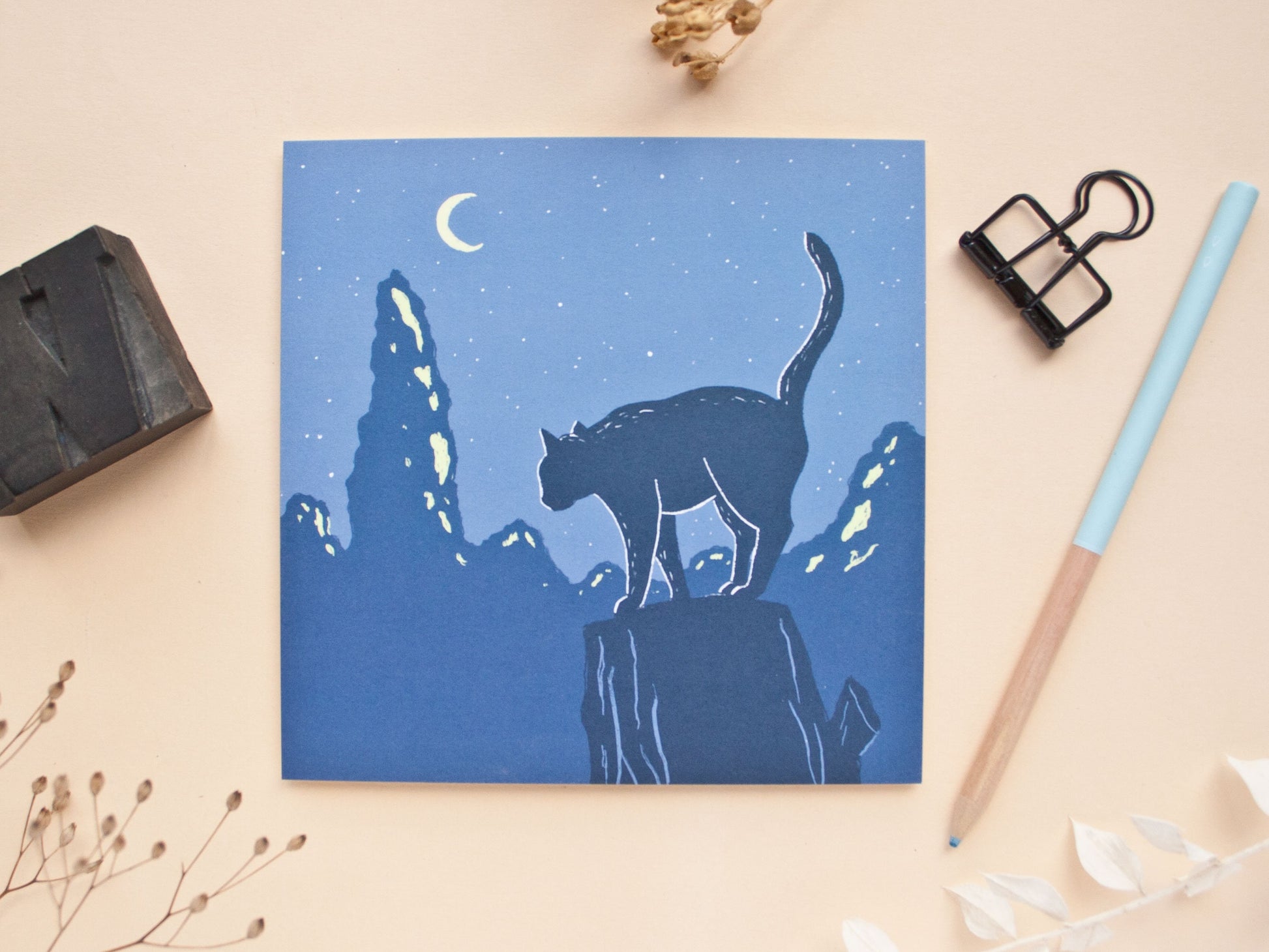 Quadratische Postkarte Katze im Mondlicht