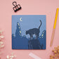 Quadratische Postkarte Katze im Mondlicht