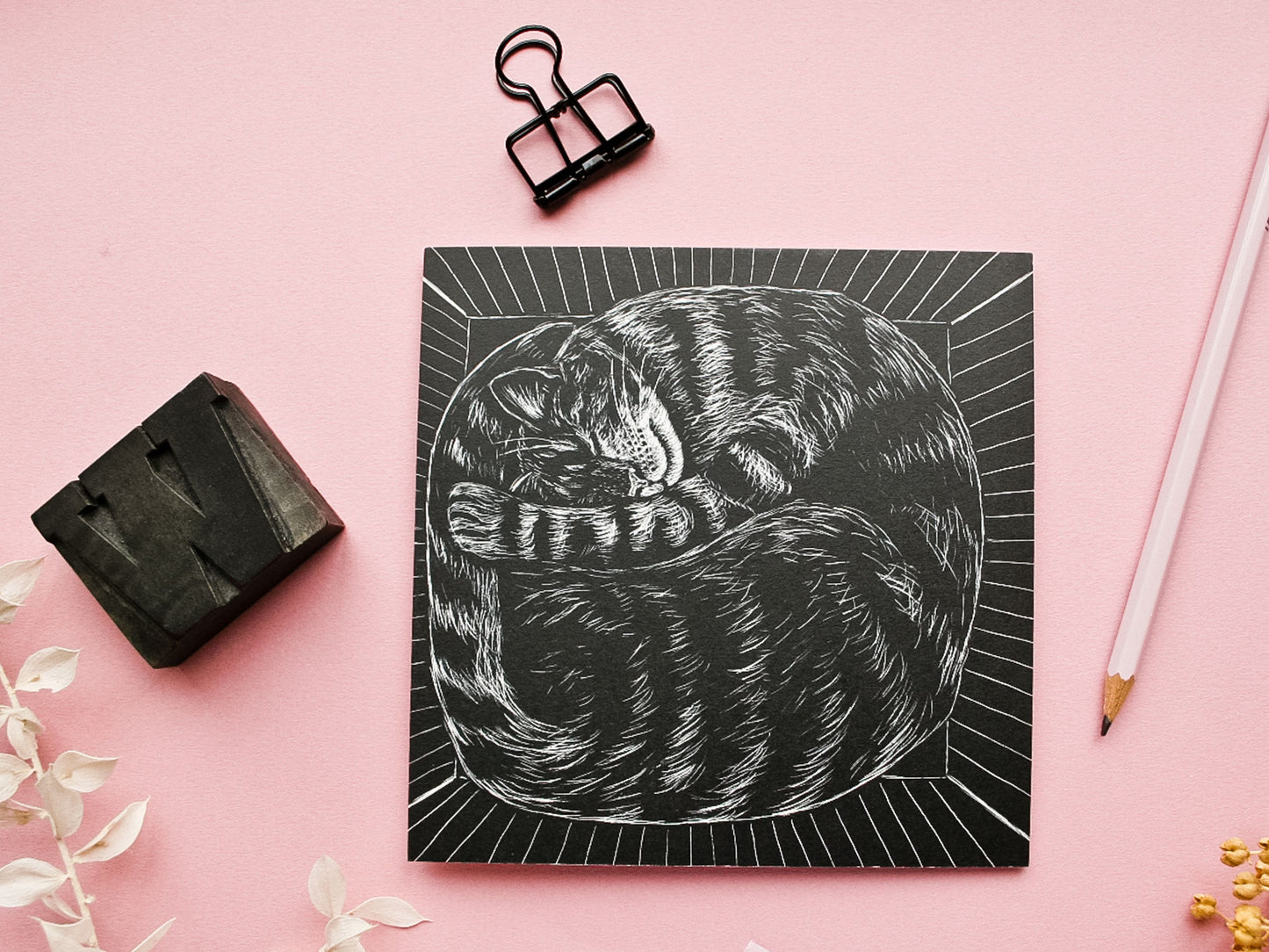 Quadratische Postkarte Eingerollte Katze