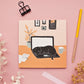 Quadratische Postkarte Katze & Laptop